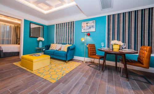uma sala de estar com um sofá e uma mesa em Hotel Madera Hollywood em Hong Kong