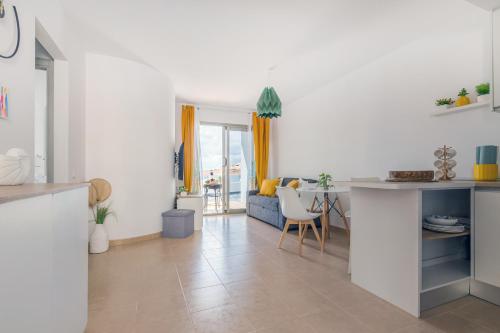 een keuken en woonkamer met een bank en een tafel bij La Preciosa Suite Apartment in Antigua