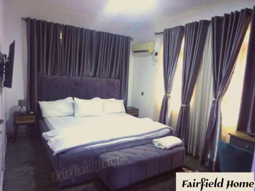 Llit o llits en una habitació de Fairfield Home