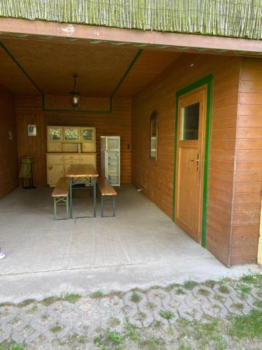 a patio with a table and chairs in a building at Flaeming Camping in Niedergörsdorf