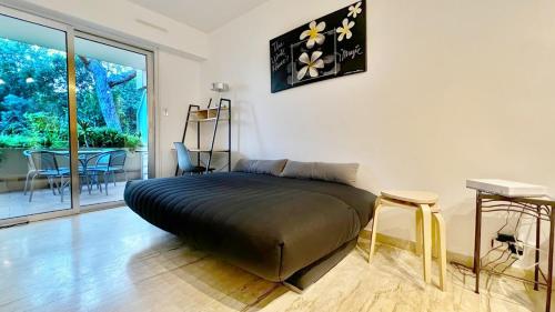 une chambre avec un lit dans une pièce avec une table dans l'établissement Le Ciel, à Nice