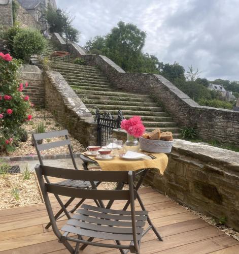 une table avec une corbeille de pain et une chaise dans l'établissement Maison de charme dans le site classé de Brélévenez, à Lannion