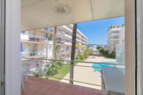 Bonito aparatamento con vistas a la piscina AV-70