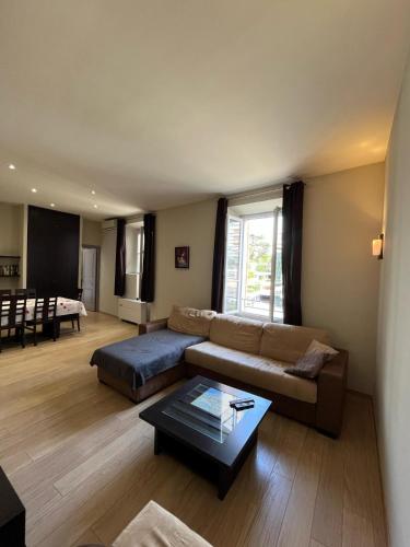 un salon avec un canapé et une table dans l'établissement dans le quartier historique du suquet idéal congres et vacances, à Cannes