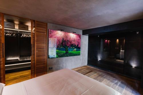 een slaapkamer met een bed en een schilderij aan de muur bij Strozzi Luxury View, RE Apartments Collection in Florence