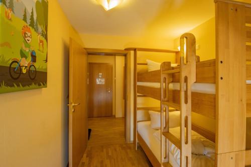 a room with bunk beds and a hallway at Ferien Residenz Thüringer Wald in Masserberg