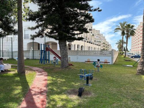 Κήπος έξω από το Apartamento premium a pie de playa, con 3 piscinas, mini golf y terraza