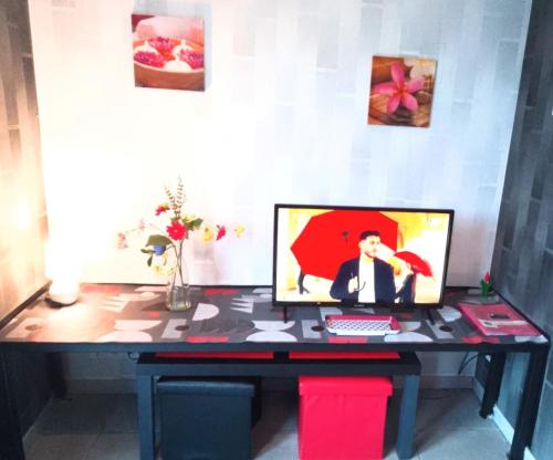 un bureau avec un ordinateur. dans l'établissement appartement T2 TURSAN, à Bahus-Soubiran