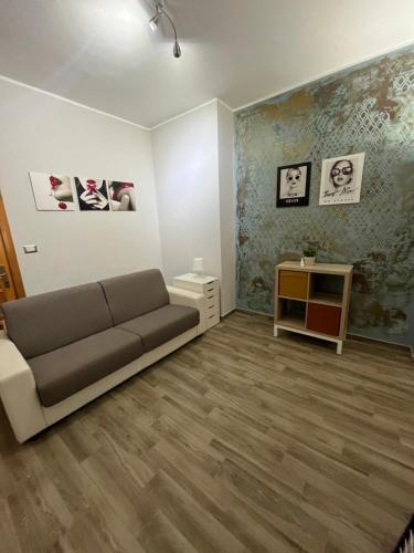 a living room with a couch and a table at BOUGANVILLE casa vacanza ambiente climatizzato con wi fi in Pineto
