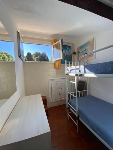 a small room with a bunk bed and a window at La Dimora del Sole in Levanto