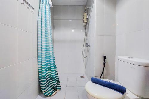 Koupelna v ubytování Best Modern 2BR at Casa de Parco Apartment By Travelio