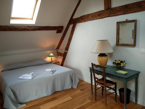 מיטה או מיטות בחדר ב-Les Marronniers