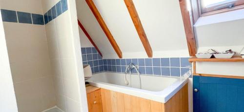 une salle de bain avec une baignoire et un lavabo dans l'établissement Maison traditionnelle avec piscine, à Gourdon