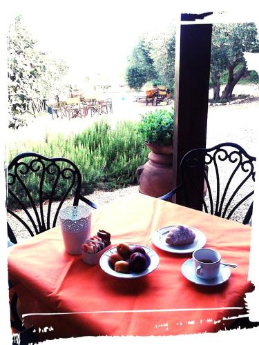 un tavolo con piatti di cibo su una tovaglia rossa di Cortebella B&B Rimini a Vergiano