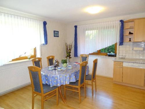 einen Esstisch und Stühle in der Küche in der Unterkunft Ferienwohnung Bohnert in Fischerbach