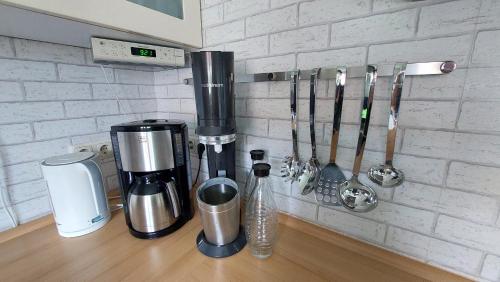 a kitchen counter with a coffee maker and utensils at Ferienwohnung am Park in Erfurt