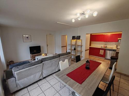 un salon avec un canapé et une table dans l'établissement Centre ville jardin privatif, à Morteau