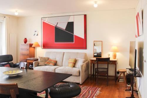 un salon avec un canapé et une table dans l'établissement Nice T2 of 48 m2 near the Catacombs of Paris, à Paris
