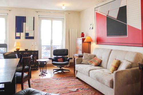 un salon avec un canapé et une table dans l'établissement Nice T2 of 48 m2 near the Catacombs of Paris, à Paris