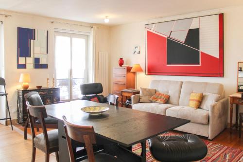 un salon avec une table et un canapé dans l'établissement Nice T2 of 48 m2 near the Catacombs of Paris, à Paris