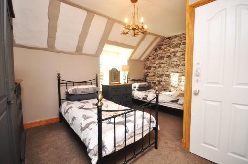 Ένα ή περισσότερα κρεβάτια σε δωμάτιο στο Woodbank Cottage - Cosy Cottage Retreat