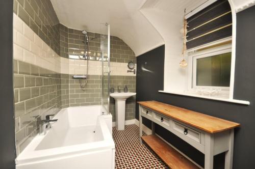 Ένα μπάνιο στο Woodbank Cottage - Cosy Cottage Retreat