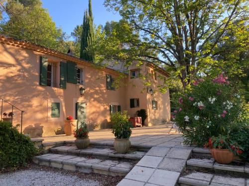 une maison avec des plantes en pot devant dans l'établissement Le Mas St Pierre, à Aix-en-Provence