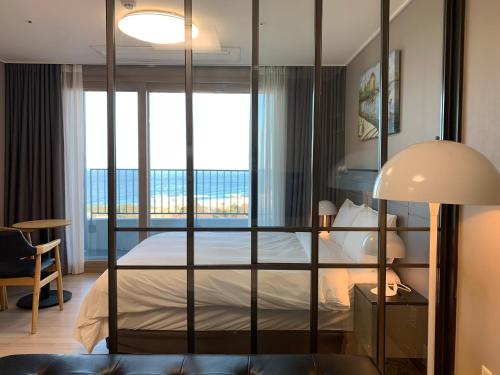 Cama o camas de una habitación en Blue Terra Sokcho