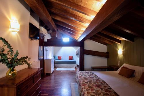 a bedroom with a bed and a couch in a room at Katrapona in Getaria