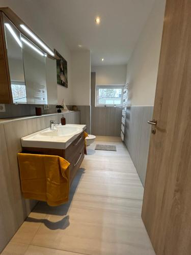 un baño con lavabo y espejo en Haus Herzglück, en Rheinsberg