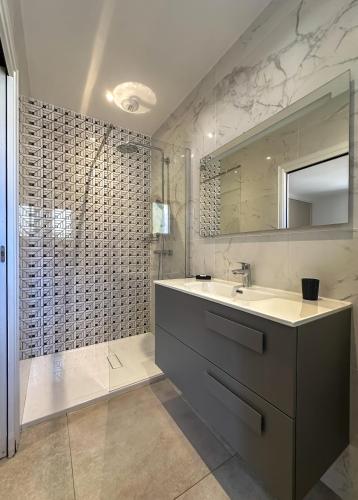 une salle de bain avec un lavabo et une douche dans l'établissement Domaine Villas Celia, à Monticello