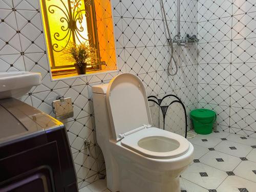 a bathroom with a toilet and a mirror at Benja holiday home in Katale