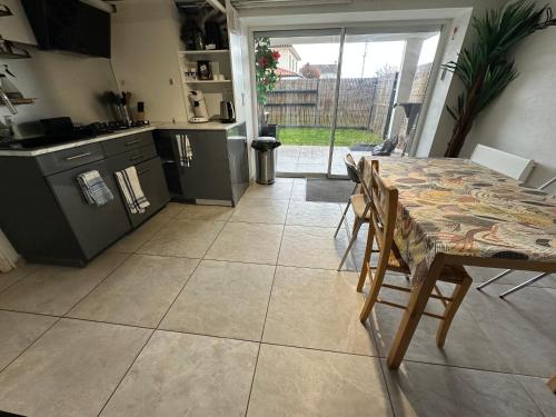 Dapur atau dapur kecil di Villa La Libellule 5 Chambres 2 Sdb 2 Wc Grand Jardin et Parking Privé