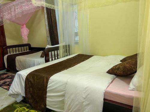 a bedroom with two beds and a window at Benja holiday home in Katale