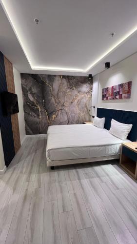 a bedroom with a bed and a painting on the wall at AYDINBEY PARK OTEL in Konya