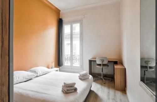 une chambre avec un lit avec des serviettes dessus dans l'établissement Nice Libération beautiful 3 rooms- AC Wifi, à Nice