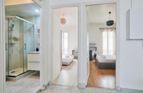 Il comprend une chambre et une salle de bains pourvue d'une douche en verre. dans l'établissement Nice Libération beautiful 3 rooms- AC Wifi, à Nice