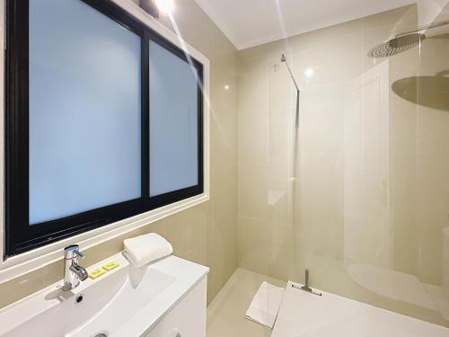 une salle de bain avec un lavabo et une grande fenêtre dans l'établissement Studio apartment on La Croisette with terrace, à Cannes