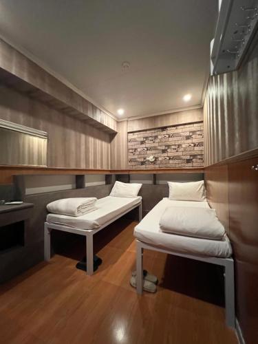 A bed or beds in a room at Kowloon Hostel