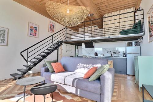 un salon avec un canapé et un escalier dans l'établissement Charming apartment with an unobstructed view, à Lyon