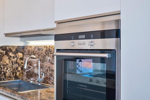 Dapur atau dapur kecil di Golden Luxe - Chalet in the Beach Luxury