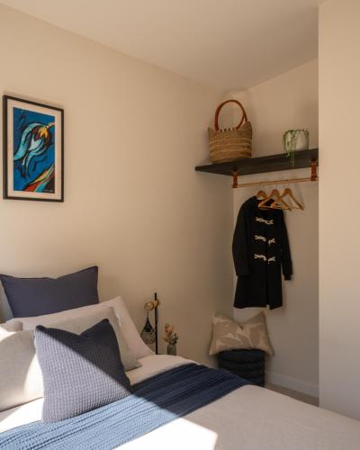 1 dormitorio con cama y estante en Blackheath Bivy, en Blackheath