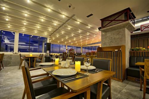 a dining room with a table and chairs in a restaurant at Samir Deluxe Hotel in Istanbul