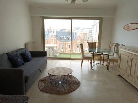 un salon avec un canapé et une table dans l'établissement Appartement cozy avec garage Biarritz Plage, à Biarritz
