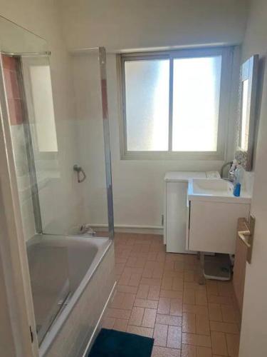 une salle de bain avec une baignoire, un lavabo et une douche dans l'établissement Appartement cozy avec garage Biarritz Plage, à Biarritz