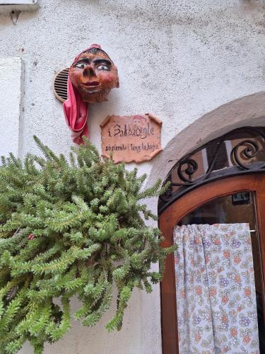 a mask on the side of a building with a plant at Casa Napoleone in Sora