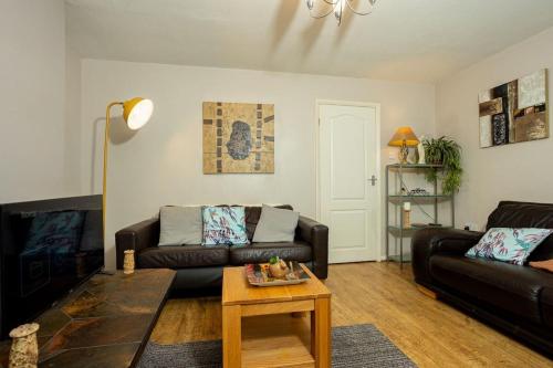 Χώρος καθιστικού στο Charming and Cosy Home- Sleeps 4, Free Parking, Private Patio - Steps from Warwick Castle & Town! Perfect for Workstations, Races and Cotswolds Getaways! Book Now