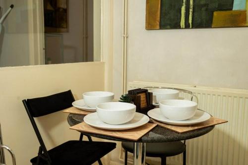 Φωτογραφία από το άλμπουμ του Charming and Cosy Home- Sleeps 4, Free Parking, Private Patio - Steps from Warwick Castle & Town! Perfect for Workstations, Races and Cotswolds Getaways! Book Now σε Γουόργουικ