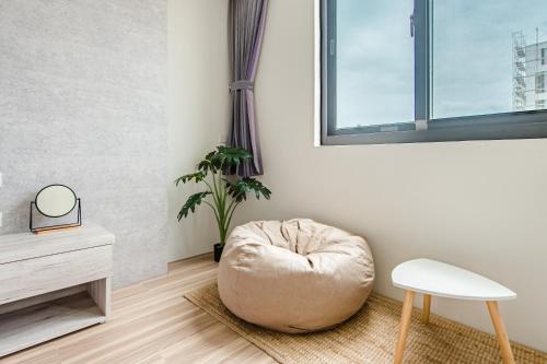a room with a bean bag chair and a table at Penghu SunSea Hall in Magong