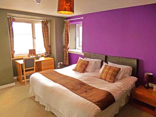 Łóżko lub łóżka w pokoju w obiekcie Argyll Hotel